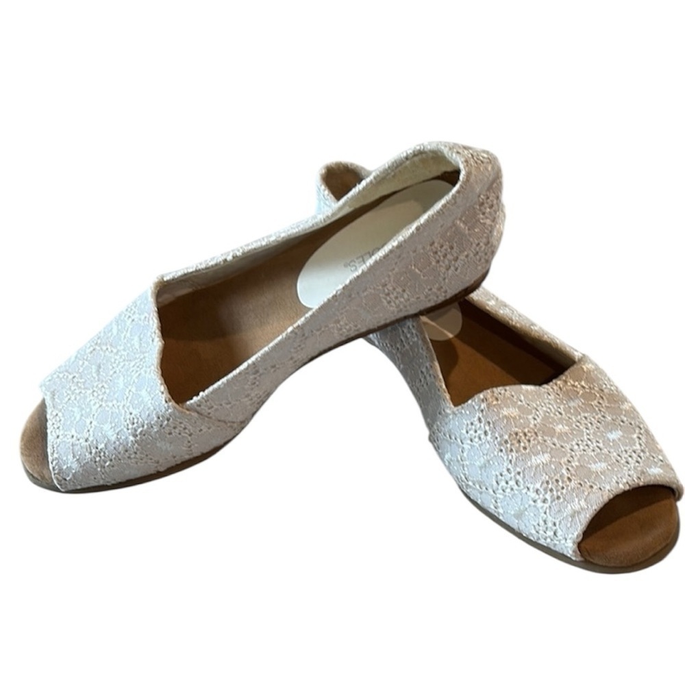 Aerosols - Peep-Toe Women's Shoe.  Flats. Size 8.  White lace